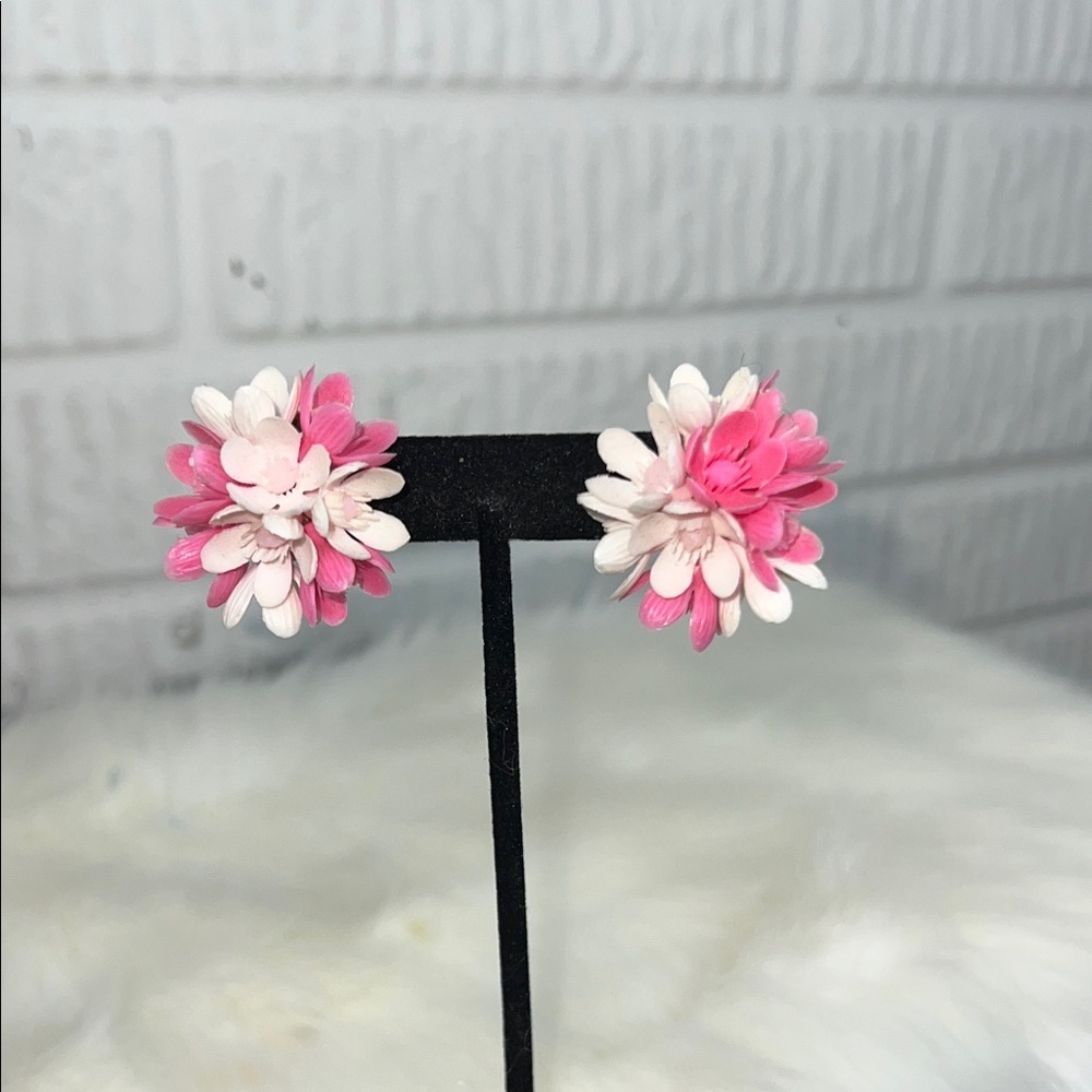 Vintage Pink and White Floral Clip On Earrings - Picture 1 of 2